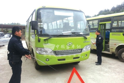 10台新能源客车上牌后即将投入103路公交线路运营