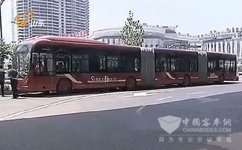 “巨无霸公交车