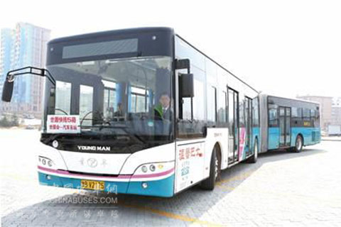 “大通道”公交车上路