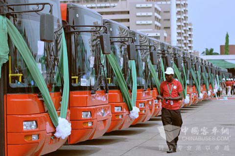 庆典仪式前，工作人员正在做最后的准备工作  摄影：李凉