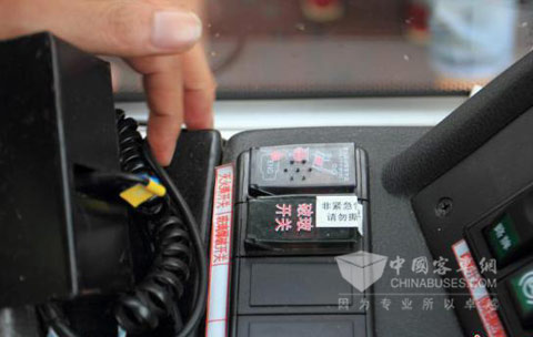 广州火车站公交站场首批安装了自动爆破玻璃装置的275路公交车