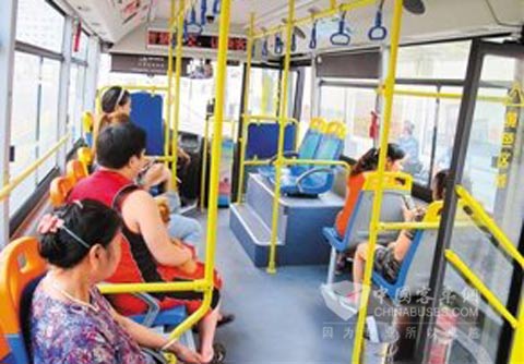 乘客在乘坐东莞长安新能源公交车时免费上网