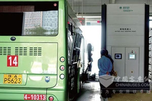 河南郑州首批换电式电动公交上路 