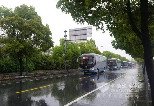 龙泽汽服的中通客车送客人前往机场