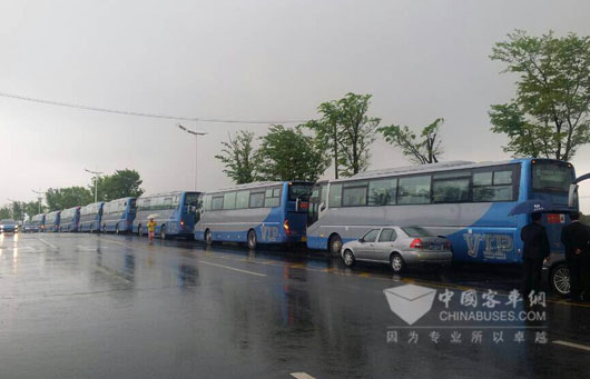 龙泽汽服的中通客车在酒店门口等候客人