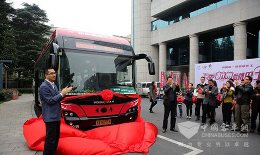 浙江杭州开行中国第一辆爱情巴士