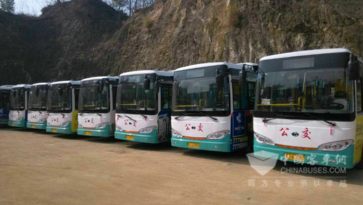 配备江淮底盘的英山公交车