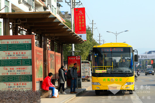 武夷山市民乘9路纯电动公交车从市区到星村镇