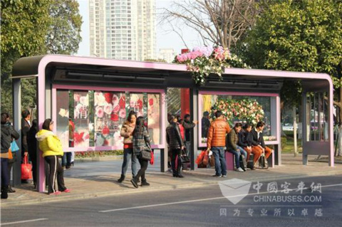 浙江宁波“最浪漫”公交车站亮相街头
