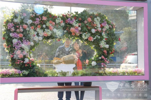 市民围着公交车站拍照留念