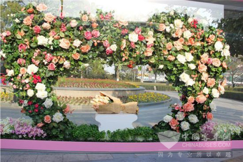 公交站橱窗用了上千朵仿真玫瑰
