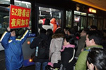 返京大客流 北京西站加开夜公交