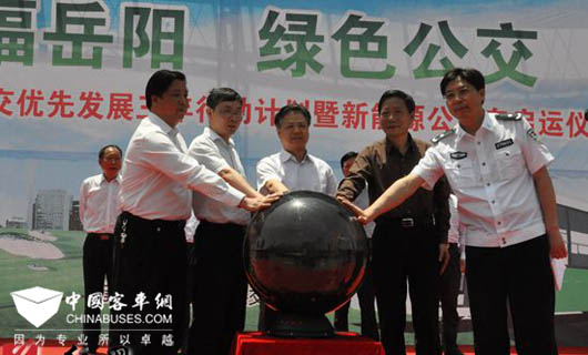 市长盛荣华（中）等出席新能源公交车启运仪式
