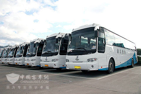 江淮客车”节油万里行“活动中使用的客车