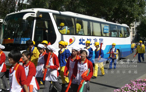 北汽集团车辆接送国庆庆典方阵表演队伍