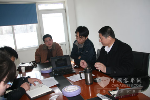 大金龙售后服务部华北片区主管陈应松为记者讲解大金龙筹备两会工作