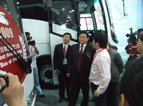 百路佳亮相中部汽车展  新能源客车获市长青睐