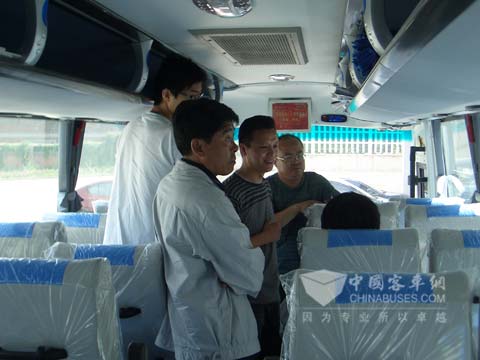 辽阳石化领导在黄海客车领导陪同下参观黄海客车