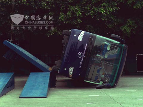 海格客车2009年侧翻试验