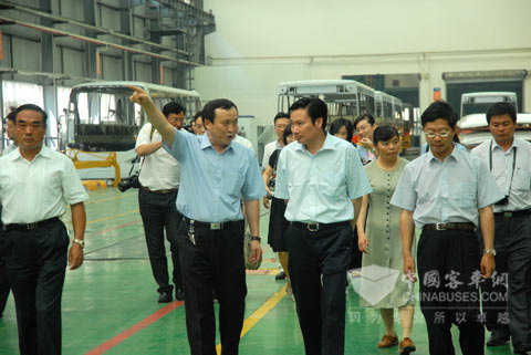 厦门金旅厦门金旅保洪全总助（左）陪同参观