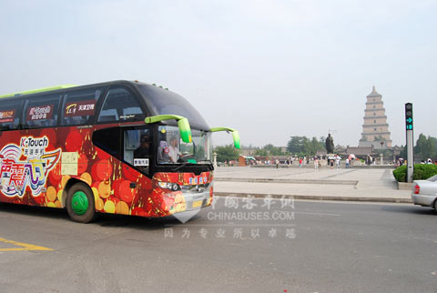 黄海音乐大巴在西安大雁塔前