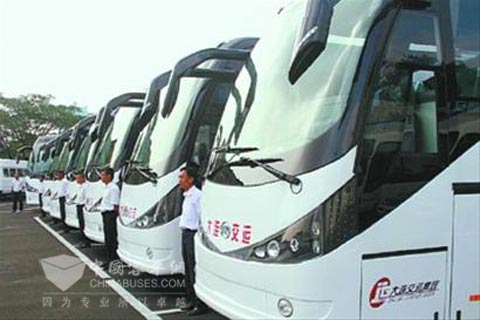 新能源公交车整齐亮相大连夏季达沃斯