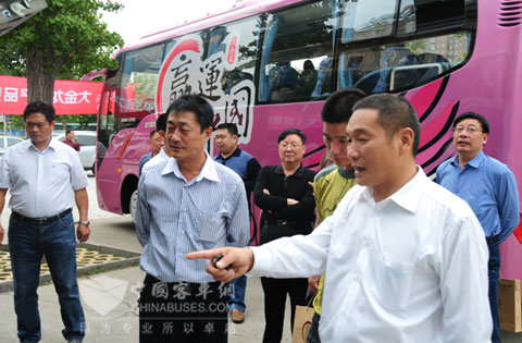 与会客户代表赏车