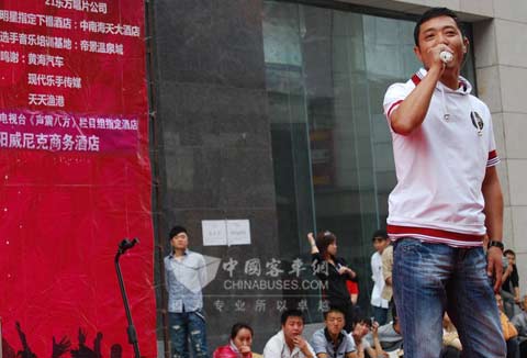 声震八方沈阳站歌星黑龙倾情演唱