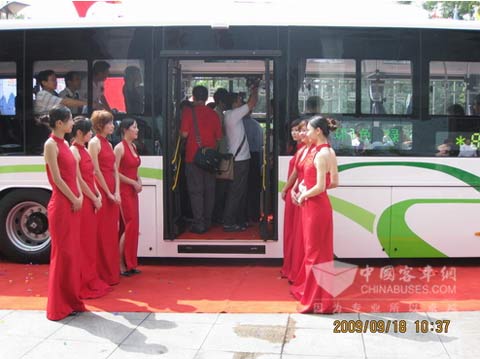 各主要领导感受桂林客车新能源“双电”客车