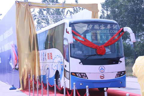 西沃900新型客车下线