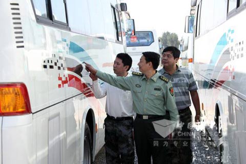 揭秘阅兵保障车衡山客车如何“出炉（图为军地双方检查衡山大客车使用状态）