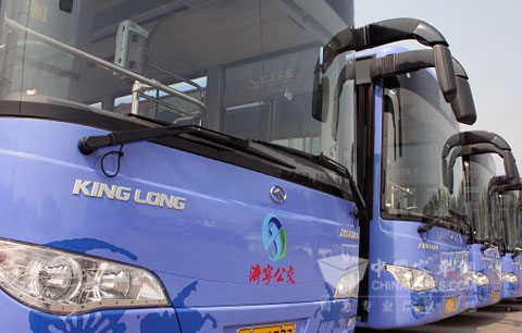 济宁市公共汽车公司新购置的大金龙公交车