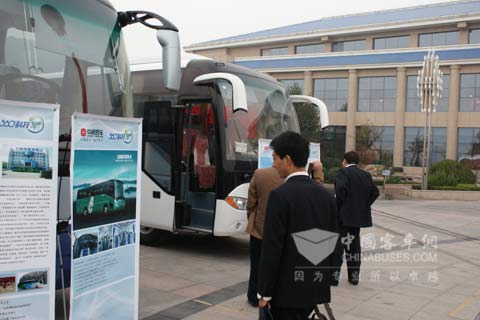 会议现场的中通客车吸引与会领导参观