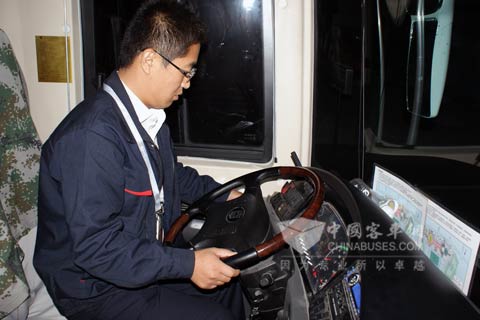 中通服务人员凌华仔细检查全运会服务车辆车况