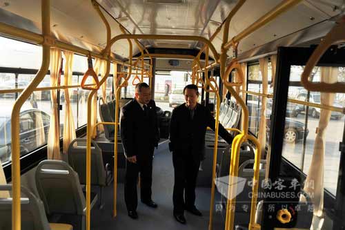 南昌公交总经理郑克一参观WG6120CHM