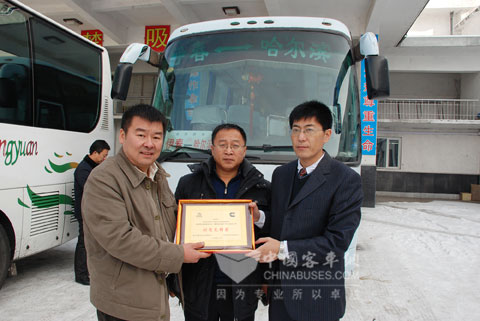 大金龙和康明斯联合向车主韩晓辉颁发“耐用先锋奖”