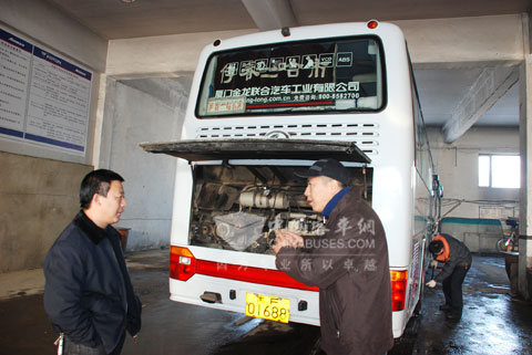 驾驶员李峰（右）正在与厂商代表交流车辆保养经验