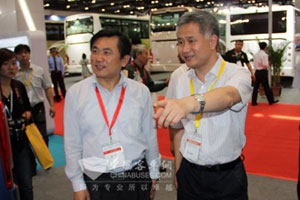 交通部副部长冯正霖视察大金龙展台