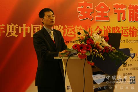 华越董事长俞士妙正在演讲