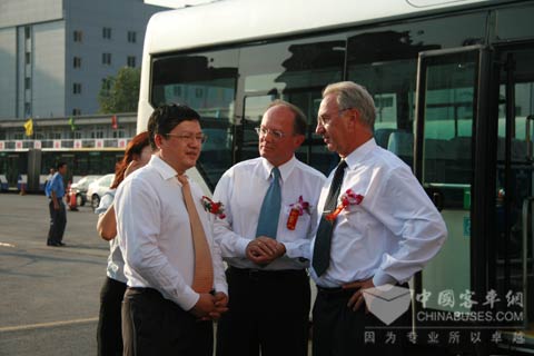 ZF(苏州)廖利恒与外国专家交谈