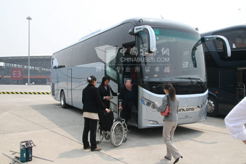 “这车对我们残疾人很方便！”