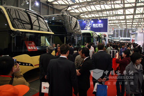 青年展台前人头攒动