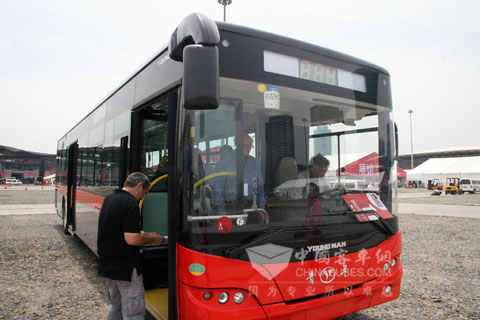 欧洲评委体验青年客车