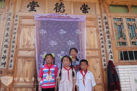 孩子们在“崇德堂”前合影