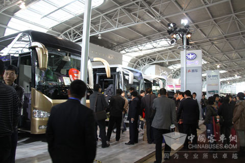 上海客车展一汽客车展台前熙熙攘攘