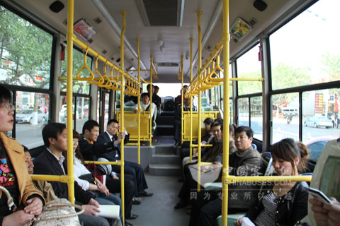 临沂市民乘坐中文纯电动公交车