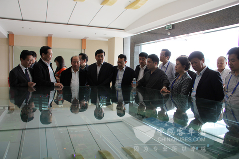 恒通客车董事长杨茂超、总经理罗邦初等领导陪同参