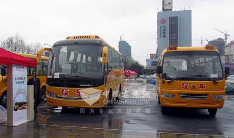 大金龙参展的`智慧校车`XMQ6660XC和XMQ6802ASD3