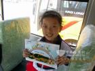 孩子们亲身体验金龙`智慧校车`