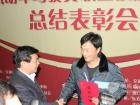 交通部副部长冯正霖为第一名获得者施健颁奖
